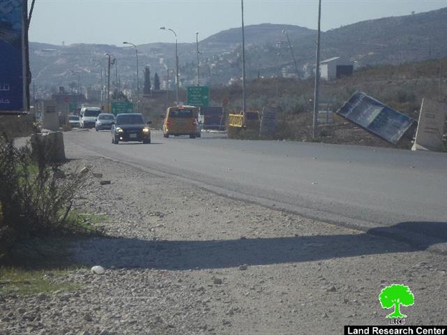 The Israeli occupation sets up a metal gate at Huwwara checkpoint, south Nablus