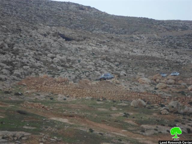 The Israeli occupation closes the entrance of Kfar Malik village by earth mounds