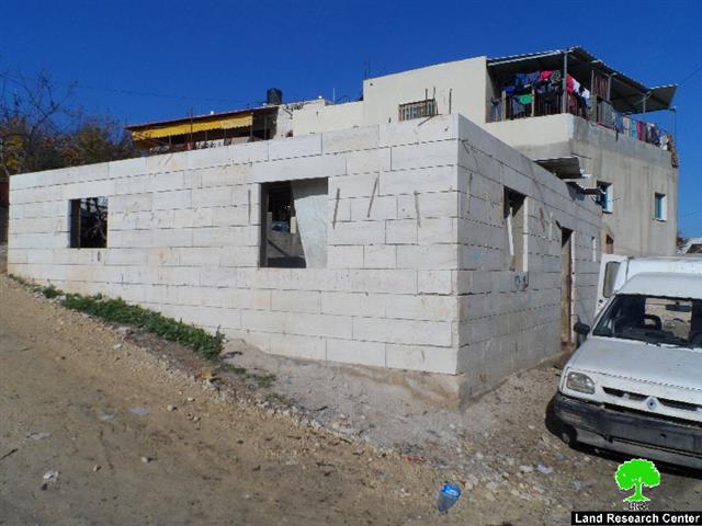 الاحتلال يهدد بهدم منزل وعيادة في البقعة  شرق الخليل