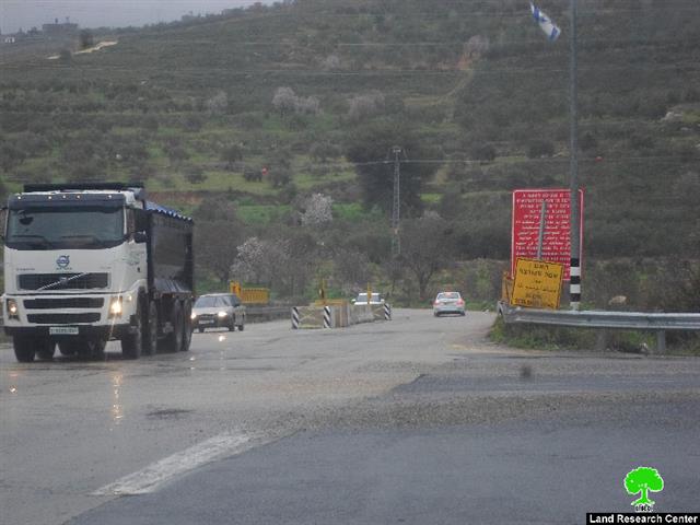 Israeli Occupation Forces set up two metal gates West Nablus city