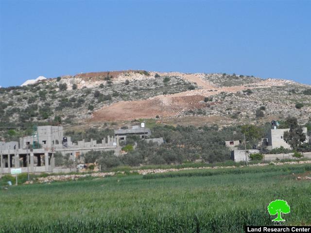 جرّف مساحات واسعة من أراضي دير بلوط   
160 غرسة زيتون اقتلعها الاحتلال لصالح توسيع  مستعمرة ” هار عيلي زهاف