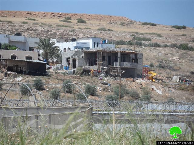 الاحتلال الاسرائيلي يخطر منزلين بوقف البناء في قرية كردلة