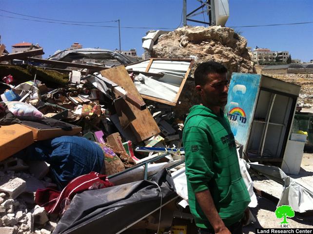 هدم محل  تجاري  في بلدة حزما