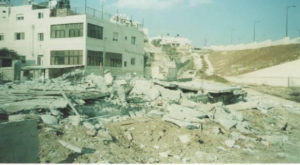 Jerusalem Jewish Municipality bulldozers demolish 8 housing units in the Palestinian Neighborhoods of Shu’fat and Beit Hanina