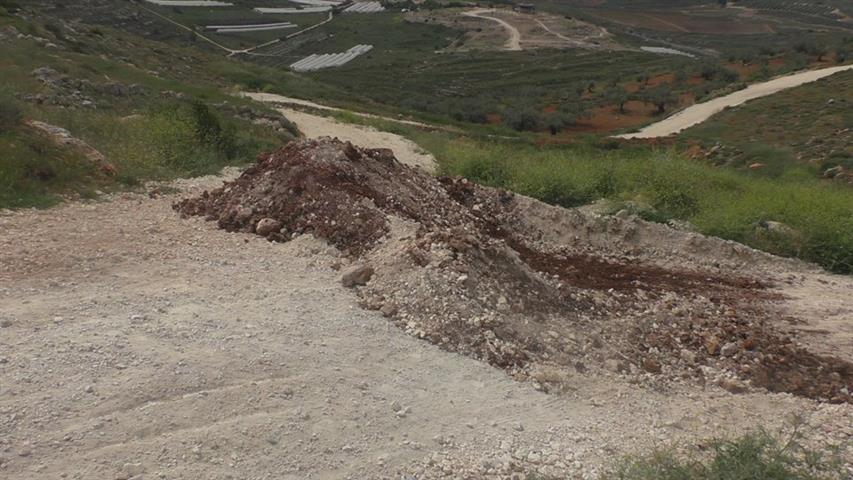 Israeli Occupation Forces seal off three agricultural roads in Nablus