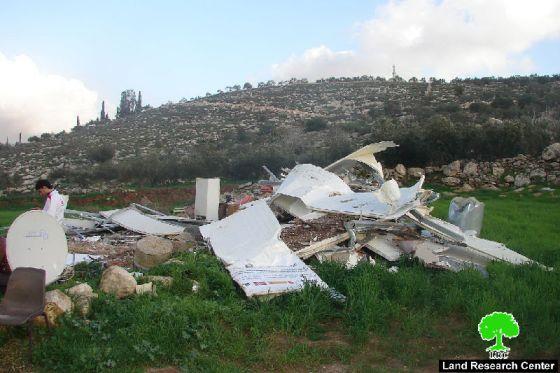 الاحتلال يهدم منزل متنقل غرب بلدة اذنا
