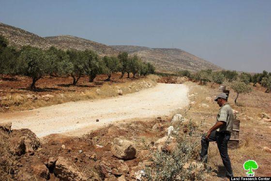The Israeli occupation closes off an agricultural road in Ramallah