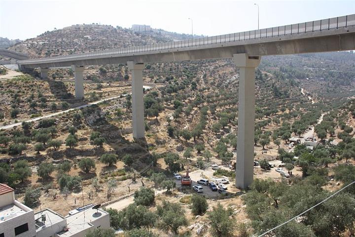 “كفر عقب 2 قيد الانشاء في حي بئر عونة” 
اسرائيل تستأنف بناء جدار العزل العنصري على أراضي مدينة بيت جالا