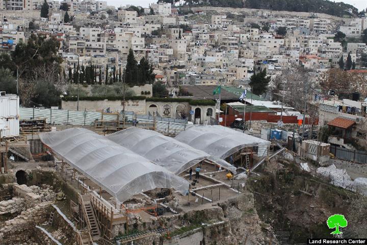 Siam family evicts its residence in the area of Wad Hilweh after cracks appeared due to excavations under beneath it