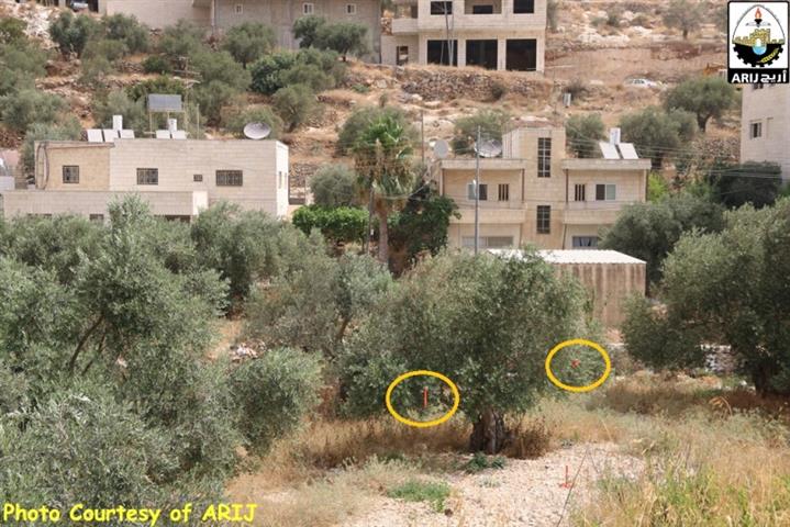 سلطات الاحتلال الاسرائيلي تضع علامات جديدة على أراضي مدينة بيت جالا تمهيدا لاستكمال بناء جدار العزل العنصري