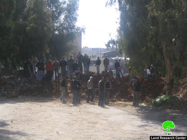 إغلاق تام لمدخل بلدة عزون