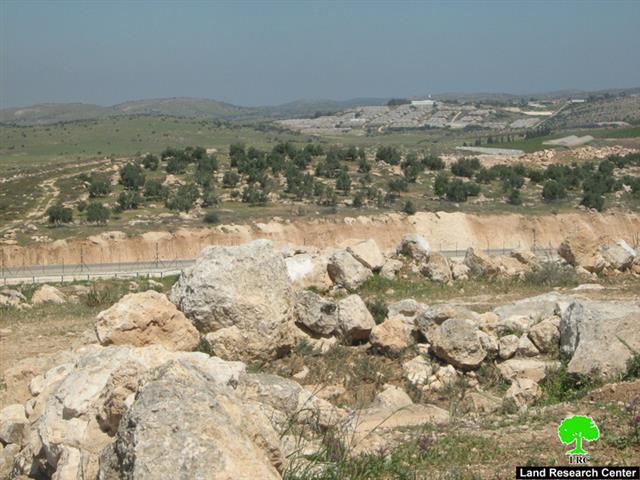 شق شارع استعماري اسرائيلي بمحاذاة قرى غرب دورا يسبب تصدعات في مساكن  قرية سكة