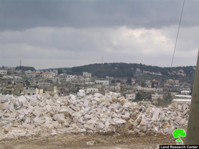 سلطات الاحتلال تواصل عزل بلدة عزون الشمالية عن محيطها الفلسطيني و تنذر حديقة البلدة بالهدم
