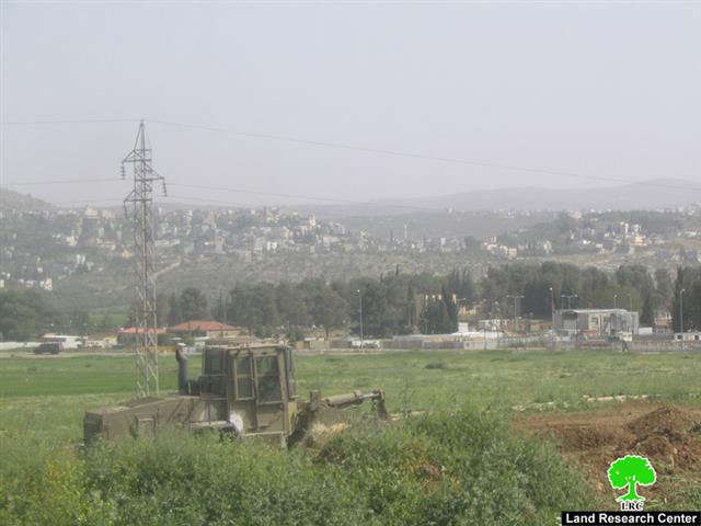 قوات الاحتلال الإسرائيلي تقوم بأعمال تجريف في محيط حاجز حواره