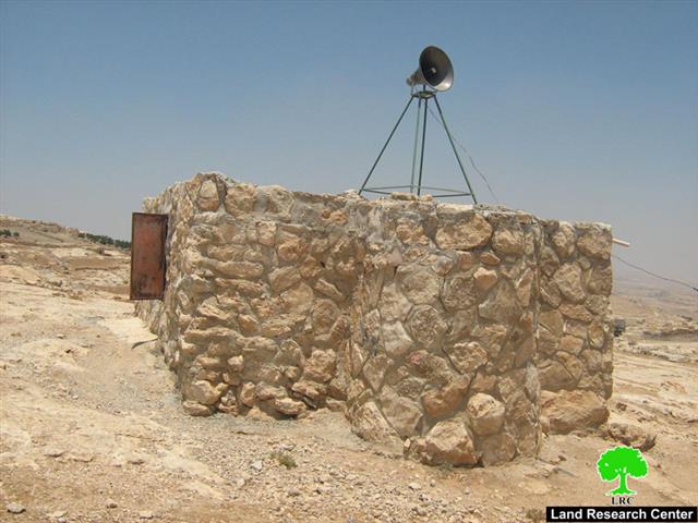 إخطارات بهدم منازل سكنية وبئر مياه عام ومسجد في قريتي  يطا وبيت أمر