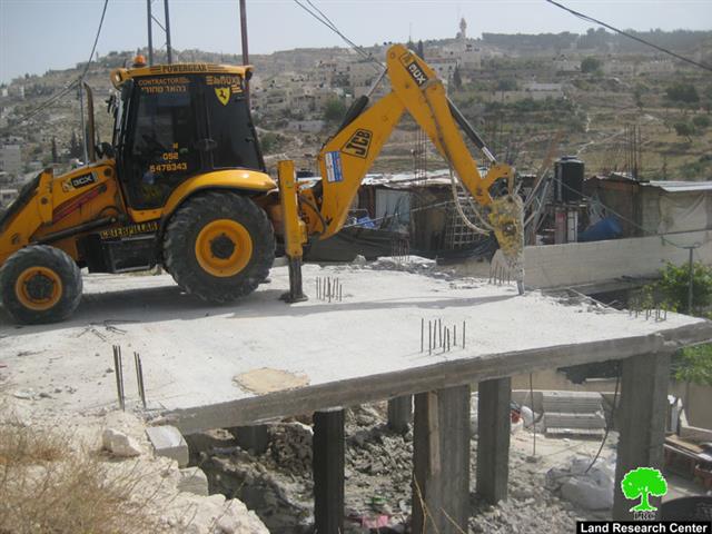 بلدية الاحتلال تجبر مواطناً فلسطينياً على هدم مسكنه بنفسه في حي الصلعة في جبل المكبر