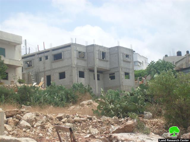 سلطات الاحتلال الاسرائيلي تخطر عدداً  من المنشآت بوقف البناء في قرية دير بلوط