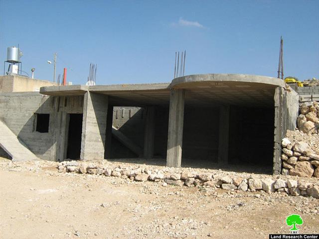 إخطارات بوقف العمل والبناء في 4 منازل فلسطينية في قريتي التواني والكرمل