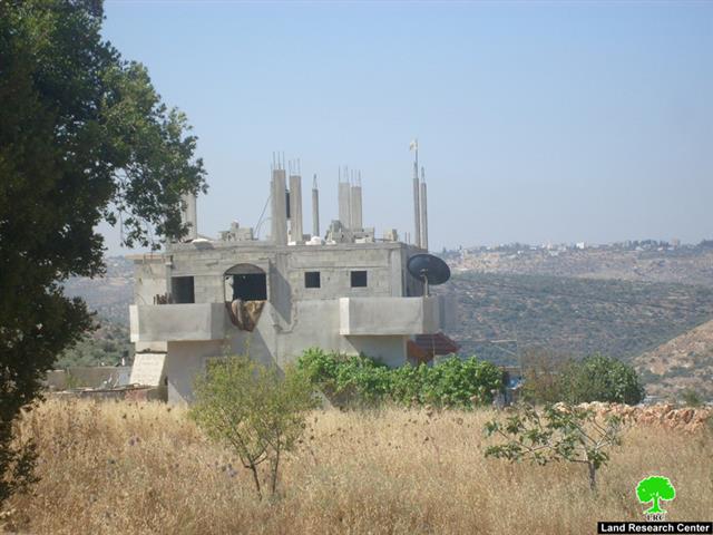 الاحتلال الإسرائيلي يخطر منزلين في قرية حارس بالهدم