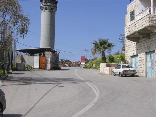 سلطات الاحتلال تحكم الإغلاق على بلدة بيت أمر