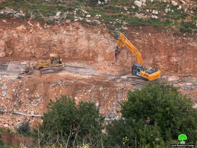 الاحتلال الإسرائيلي يهدم  طريق الحرية في بلدة قراوة بني حسان