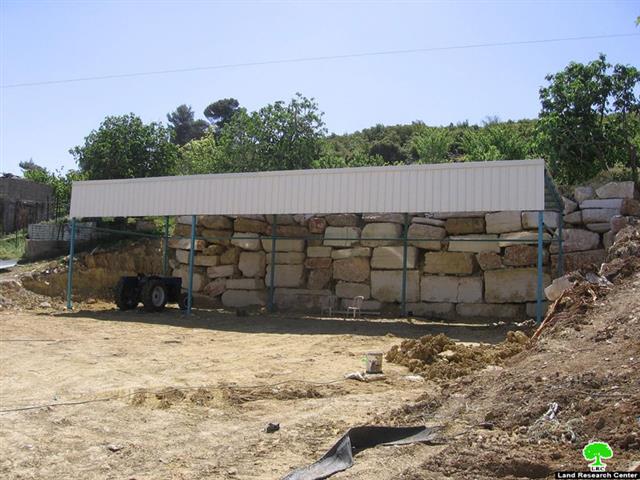 Notifications for the removal of a shack and a container in Beit Ummar – Hebron Governorate