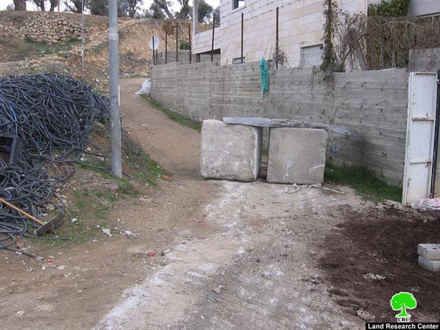 Blocking a road in Tal Rmeida – Hebron Governorate