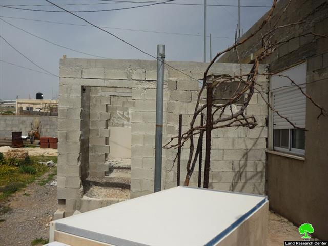 بلدية الاحتلال تُرغم عائلة فراح على هدم مسكنها