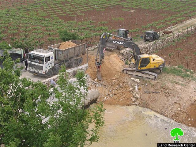 هدم بركة مياه في حي  البقعة شرق الخليل