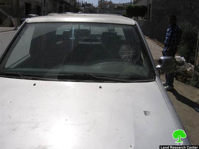 مستعمر يعتدي على مواطن من بيت أمر ويحطم زجاج مركبته وحفار