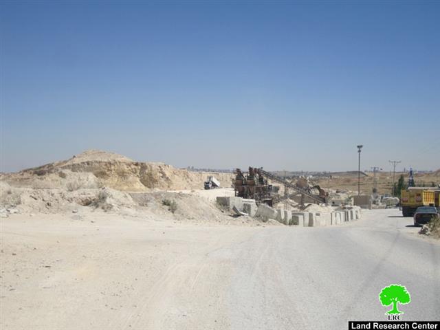 مصادرة  آليات من مصنع قنديل للباطون في قرية رافات