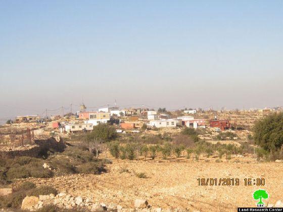 توسيع إحدى البؤر الاستعمارية … واقتلاع المزيد من اشتال الزيتون في موقع عين قسيس في بلدة الخضر