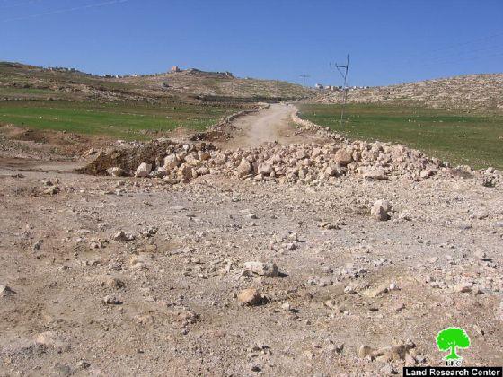 الاحتلال يغلق طريقاً ترابيًا شرق يطا