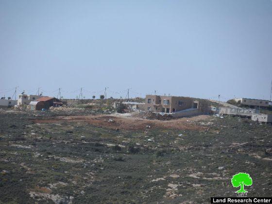 إخطارات بوقف العمل في منشآت سكنية وزراعية في موقع القانوب شرق بلدة سعير