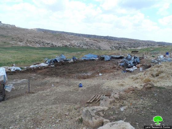 الاحتلال يهدم مساكن وبركس لتربية المواشي في خلة الكرسنة غرب السموع