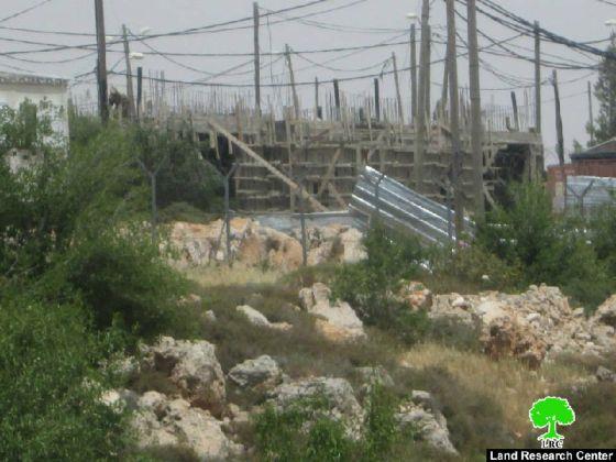 مستعمرو “تلة هاتمار” يبنون مدرسة يهودية على أراضي قرية الخضر