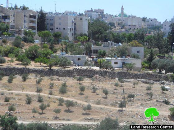 المستعمرون يحاولون شق شارع في وادي الحصين شرق الخليل