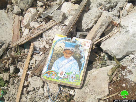 الاحتلال يهدم مبنىً سكنياً لعائلة السلايمة ويشرد 3 عائلات في بلدة بيت حنينا