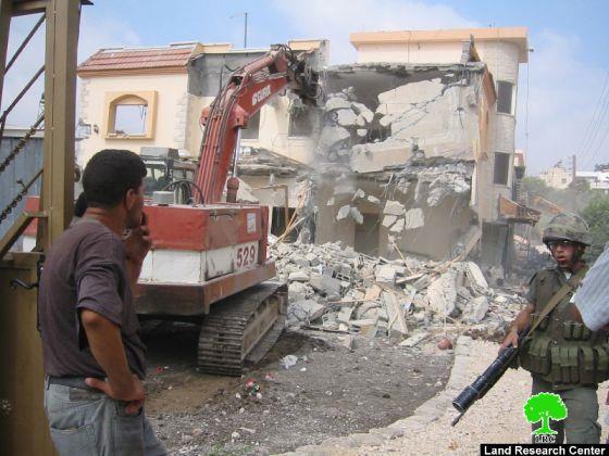 هدم منزلاً ومزرعة للدواجن في قرية برطعة في محافظة جنين