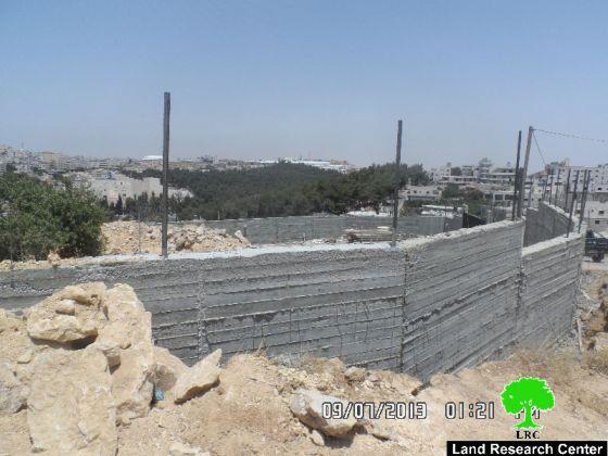 اخطار بوقف العمل والبناء لبئر مياه و جدار استنادي