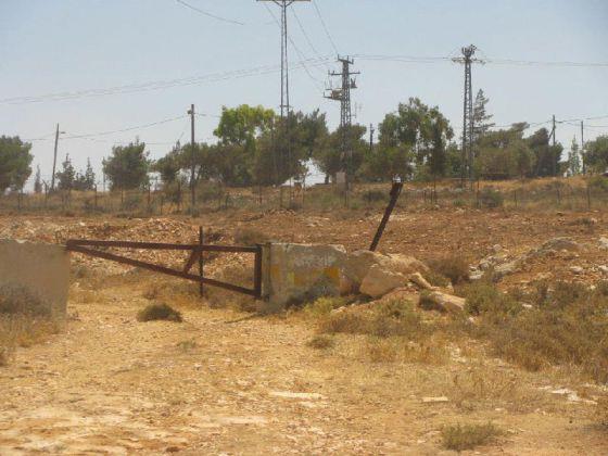 مستعمرو ” اسفر ” يحاولون الاستيلاء على 70 دونماً من أراضي بلدة الشيوخ