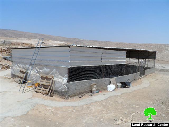 إخطار بوقف العمل في خيمة سكن وبركس في المركز بمسافر يطا