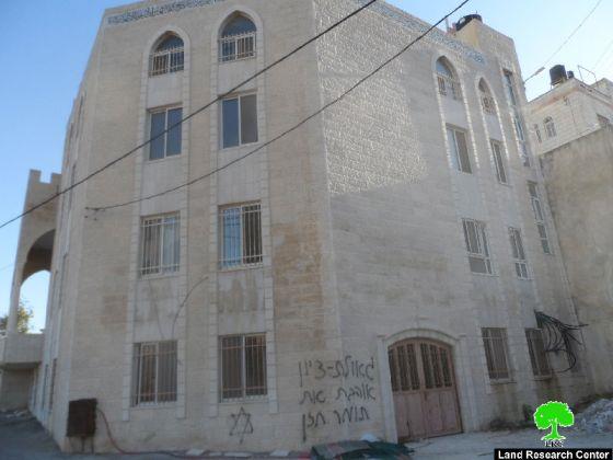 إحراق ثلاث مركبات و خط شعارات تحريضية على جدران مسجد النور