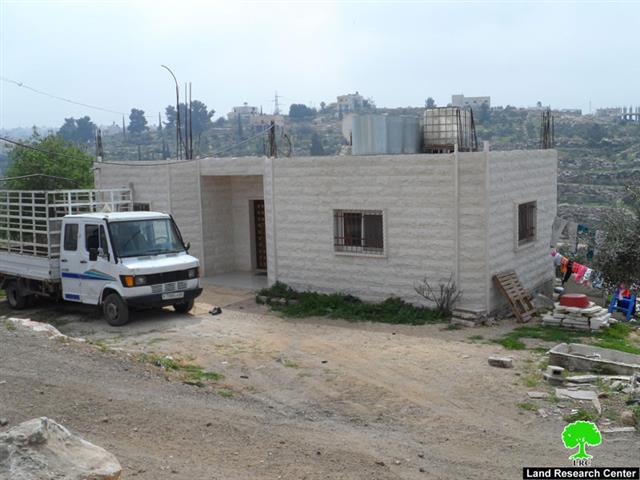 إخطارات بوقف العمل في منزلين غرب بلدة إذنا