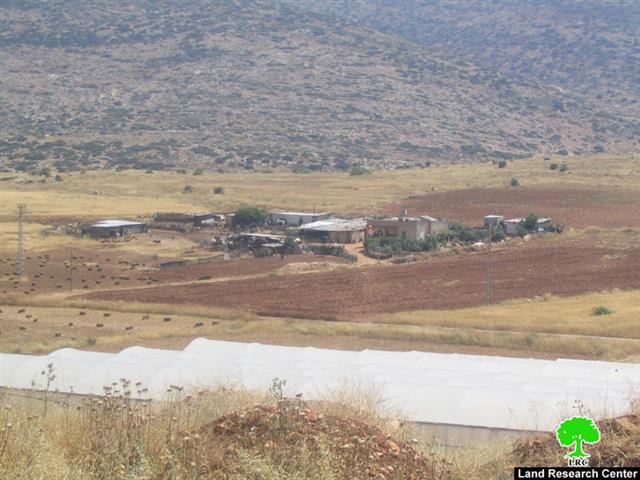 The Israeli occupation confiscates four caravans in the northern part of the Jordan Valley
