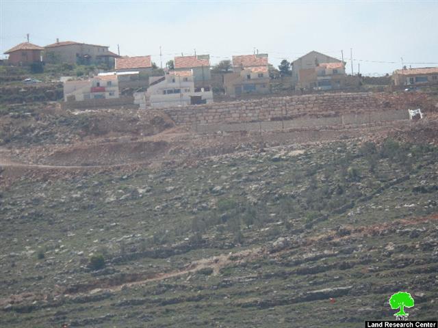 أعمال توسعة تشهدها مستعمرة ” مجدوليم ” على أراض قرية قصرة