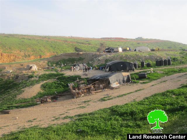 إخطار 4 عائلات بدوية بوقف العمل والبناء لمنشآتهم الزراعية في خربة الحديدية