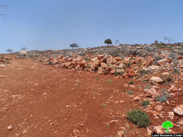 هدم جدران استنادية في قرية “صفا” غرب رام الله