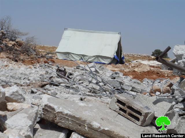 الاحتلال يهدم مساكن المواطنين في ” خلة الفرن ” قرب بلدة يطا