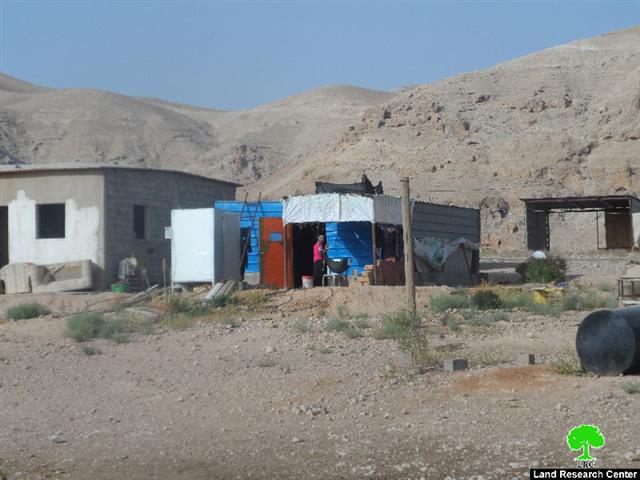 تسليم إخطارات لوقف البناء لتجمع عرب الرشايدة في منطقة ” الديوك الفوقا”